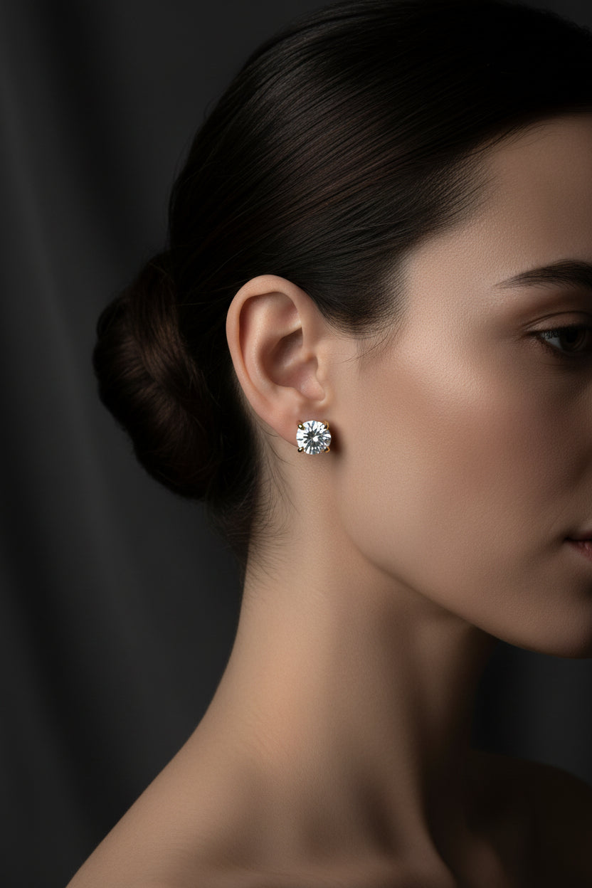 Brillantezza quasi perfetta, ogni giorno. Questi orecchini a lobo in Moissanite certificata 1.60 CTW rappresentano il massimo della qualità disponibile: colore DEF (incolore) e purezza IF-VS1 per una lucentezza che rivaleggia con il diamante.

Disponibili in oro bianco o oro giallo 14K su argento 925 — scegli la finitura che rispecchia il tuo stile.
