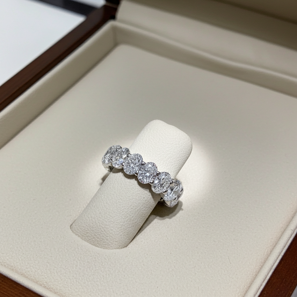 Anello Eternity Moissanite Ovale 5 CTW – Oro Bianco 14kt