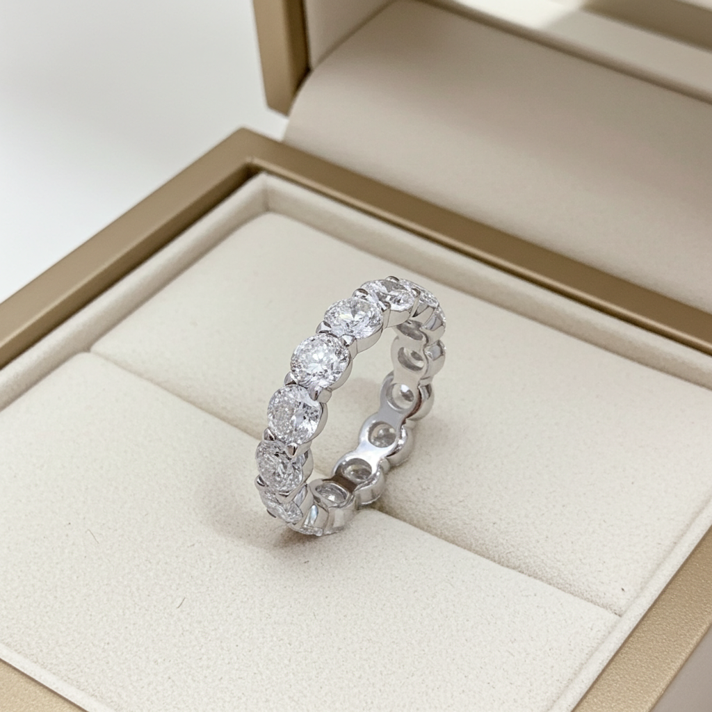 Anello Eternity Moissanite Ovale 5 CTW – Oro Bianco 14kt
